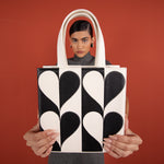 Cargue la imagen en el visor de la galería, SQUARE TOTE BAG MANDY BLACK IVORY
